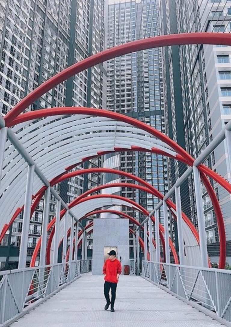Check in cầu vượt đi bộ côn viên Landmark 81