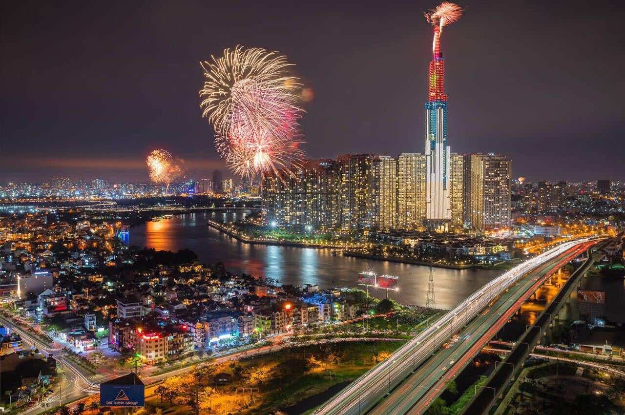 Mê mẩn những màn bắn pháo hoa đẹp mắt tại công viên Landmark 81