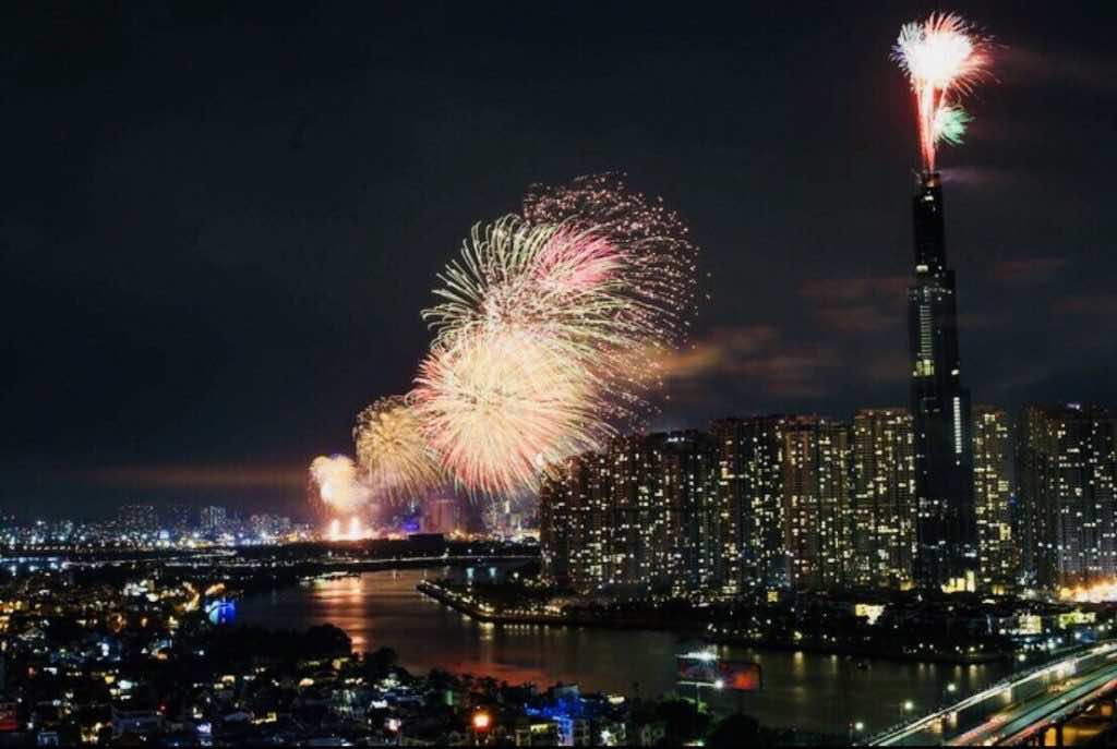 Những chùm pháo hoa đẹp mắt được bắn lên tại công viên Landmark 81