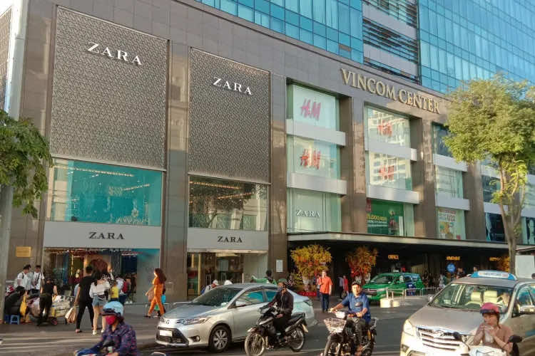 Bên ngoài Vincom Đồng Khởi quận 1